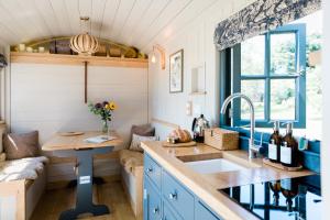 Boutique Cornish Shepherds Hut with Hot Tub