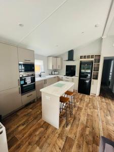 Black Moorhen Lodge with Hot Tub