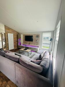 Black Moorhen Lodge with Hot Tub