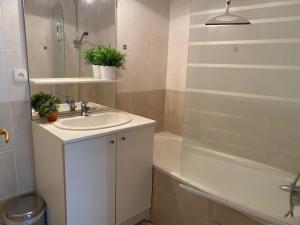 Charmant T3 à Brides-les-Bains - Résidence Moderne Proche Télécabine et Thermes - FR-1-512-148
