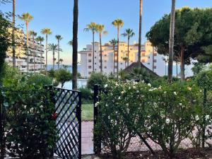 MI CAPRICHO, Beachfront, Grownfloor, Private Garden & Terrace