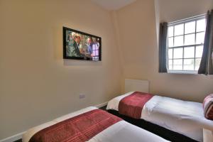 Central Hotel Gloucester by RoomsBooked