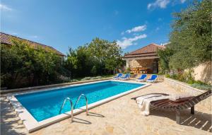 Amazing Home In Zrnovnica With 3 Bedrooms, Wifi And Private Swimming Pool