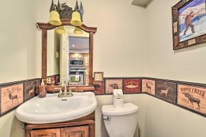 Townhome with Deck Walk to Mirror Lake and Main St!