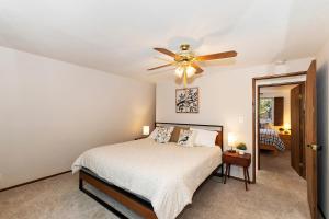 Summit Happy Cabin with HOT TUB! HIGH SPEED EV HOOKUP, CLOSE TO SLOPES