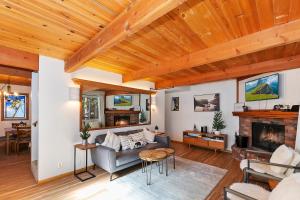 Summit Happy Cabin with HOT TUB! HIGH SPEED EV HOOKUP, CLOSE TO SLOPES