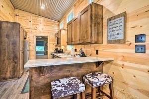 Hot Tub Relaxation! Dreamy Cabin Near Beavers Bend