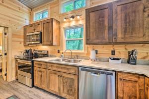 Hot Tub Relaxation! Dreamy Cabin Near Beavers Bend