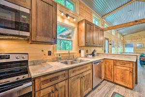 Hot Tub Relaxation! Dreamy Cabin Near Beavers Bend