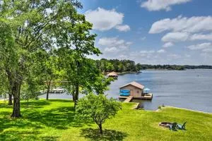 Roomy Texas Lake Retreat with Private Boat Ramp - Jacksonville