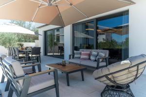 Villa Lady Maris with heated private pool, 5 en-suite bedrooms, 70m from beach