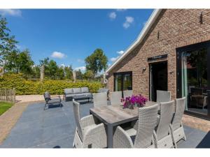 Family House near Vrouwenpolder Beach