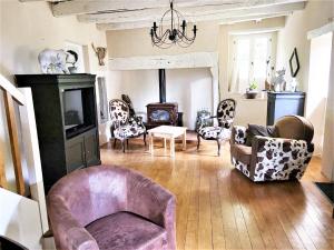 Maisons de vacances Traditional holiday home in Altillac with private pool : photos des chambres