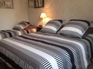 Maisons de vacances Gite Les Monts-d'Andaine, 3 pieces, 5 personnes - FR-1-497-151 : photos des chambres