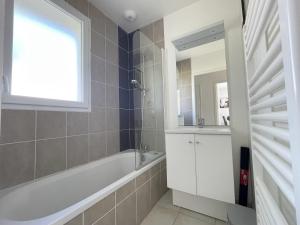 Maisons de vacances Maisonnette 4 pers avec terrasse privee et acces piscine, proche ocean - Saint-Brevin-les-Pins - FR-1-364-102 : photos des chambres