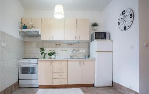 Beautiful Apartment In Klek With 3 Bedrooms And Wifi