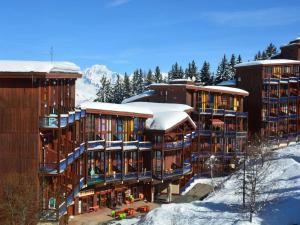 Duplex confortable ski aux pieds avec balcon - FR-1-346-411