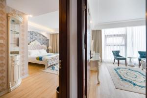 Royal Beach Hotel by THG