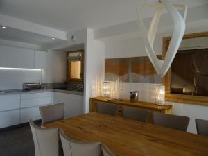 Chalet de Luxe avec Accès Pistes, Sauna, Jacuzzi, Cheminée et Parking, aux 3 Vallées - FR-1-344-721