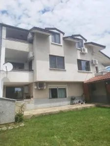 Вила Симеонов - 圣君士坦丁和海伦那