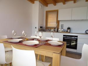 Chalet cosy avec jacuzzi et sauna proches des pistes - FR-1-344-804