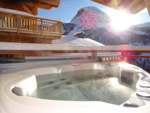 Chalet cosy avec jacuzzi et sauna proches des pistes - FR-1-344-804