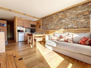 Bel Appartement Rénové au Cœur de la Station avec Balcon - FR-1-344-821