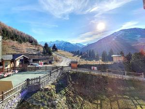 Appartement rénové avec 2 balcons, au cœur de la station, proche pistes et commerces - FR-1-344-821