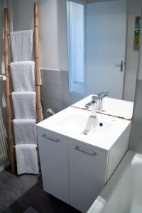 Appartements MAMA with aircon including a parking space at 300 meters : photos des chambres