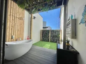 The Jungle Apartment - by Coastline Retreats - Jungle Themed Garden Apartment - Outdoor Bath - Next to Seafront - Childrens Toys - Superfast Wifi - Netflix - Disney - 南布温