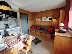 Studio rénové au pied des pistes avec balcon - FR-1-344-933