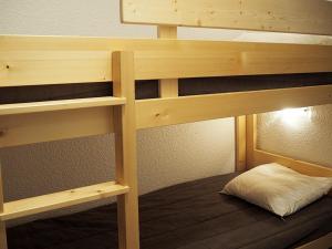 Studio rénové au pied des pistes avec balcon - FR-1-344-933