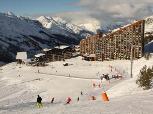 Studio au pied des pistes avec balcon – 3 pers. – Près des commodités – Non-fumeur - FR-1-344-952