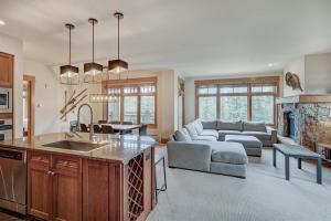 Premier 3 Bedroom Ski In, Ski Out Lone Eagle Condo With The Best Access To Skiing In Keystone