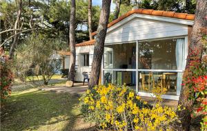 Maisons de vacances Stunning home in LAiguillon-la-Presqu : photos des chambres