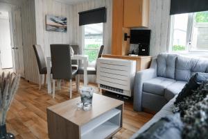 Chalet met overkapping op camping aan het Veerse Meer