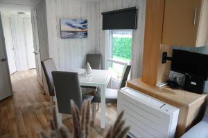 Chalet met overkapping op camping aan het Veerse Meer