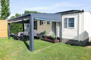 Chalet met overkapping op camping aan het Veerse Meer