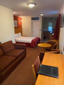 Deluxe Triple Room room in Tudor Lodge Hotel