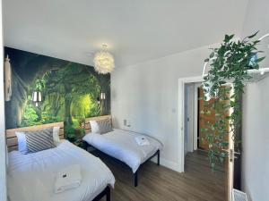 The Alice Apartment - by Coastline Retreats - Stunning Balcony Apartment with Sea Views - Alice in Wonderland Themed Secret Room - Luxury Copper Bath in Master Bedroom
