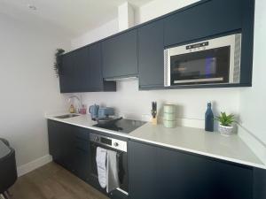 The Alice Apartment - by Coastline Retreats - Stunning Balcony Apartment with Sea Views - Alice in Wonderland Themed Secret Room - Luxury Copper Bath in Master Bedroom