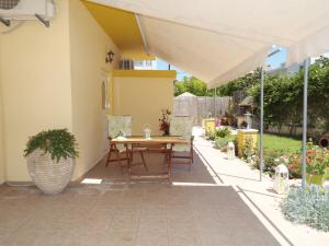 Two-Bedroom Apartment with Garden View - Kleio