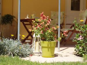 Two-Bedroom Apartment with Garden View - Kleio
