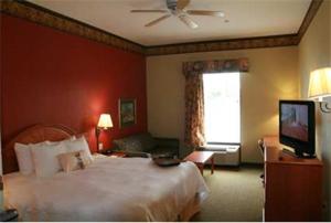 King Room with King Bed - Non-Smoking room in Hampton Inn Laplace