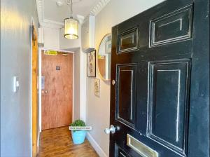 The LOCATION- 1 FREE PRIVATE PARKING SPACE - 60 SECOND WALK 2 MINSTER!