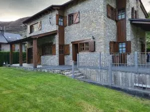 Casa de fusta al cor dels Pirineus - Enviny