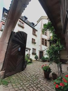 B&B / Chambres d'hotes ADRIHOF a Riquewihr, Cour de l'Abbaye d'Autrey : photos des chambres