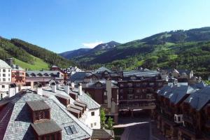 Ski, In Ski Out 2 Bedroom Vacation Condo With Resort Amenities That Include Exercise Center, Indoor Pool, And Hot Tubs