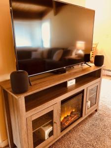 Exposed Beam 3BR Modern Mountain Retreat