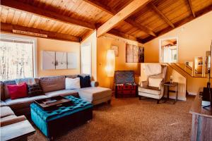 Exposed Beam 3BR Modern Mountain Retreat